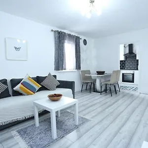  Apartment Modern 2 Bedroom Flat, With Free Parking, And Wifi