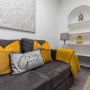  Apartment Lark Rise Apartment- 3br